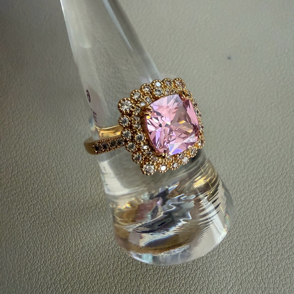 ✨ Bomb Party “Whispering Halo” Ring ✨
💗 Size 9 💗